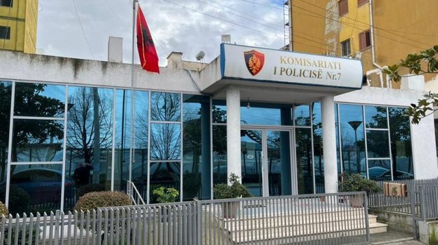 E rëndë në Vorë, ekzekutohet në derën e banesës 50 vjeçari! (Emri)