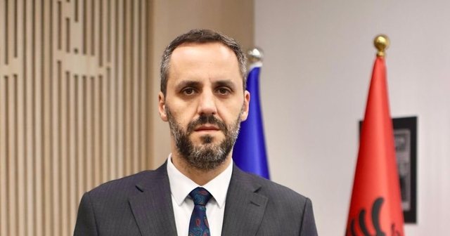 “E pavërtetë” – Lamallari hedh poshtë akuzat për rrahjen e protestuesit me epilepsi nga policia, nis verifikimi nga AMP