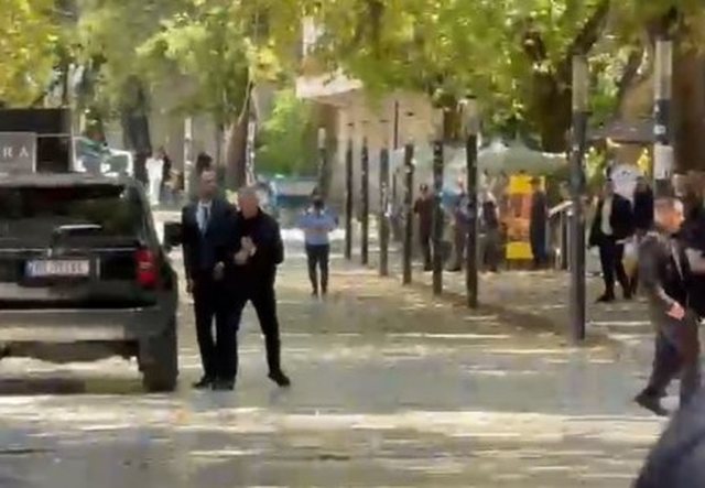 Protestuesit godasin me vezë ministrin e Brendshëm, Besfort Lamallarin!