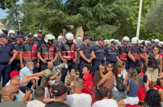 Dalin emrat e 12 oficerëve që mbetë të plagosur pas protestës para Kuvendit