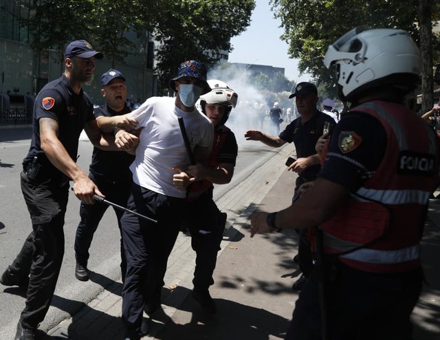 AGSH dënon sulmet ndaj gazetarëve gjatë protestës para Parlamentit