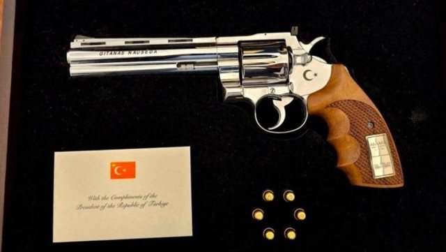 Revolveri i dhuruar nga Erdogan do të vendoset në muzeun e Kryeministrisë