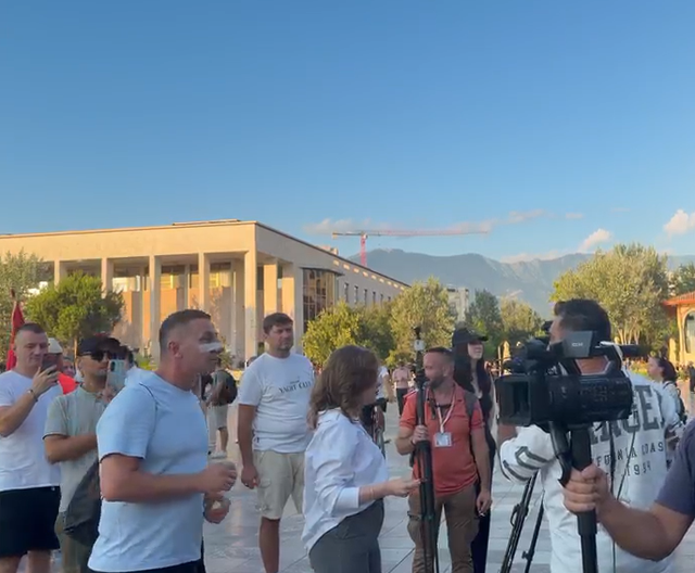 Nis dita e 34-të e protestës, njëri nga protestuesit sulmon mediat