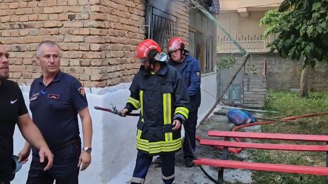 Humbi jetën nga zjarri që përfshiu banesën, 72-vjeçari ia vuri vetë flakën shtëpisë