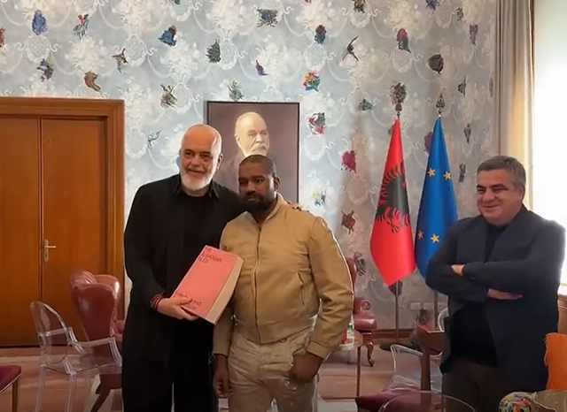 Kaney West pritet në Kryeministri, Rama i tregon pikturat dhe i dhuron librin e kontestueshëm “Albanian Files”