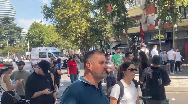 Protesta te Kuvendi, 2 efektivë dhe 2 protestues të plagosur