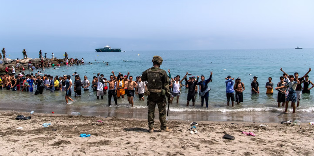 Kriza e emigrantëve në Ceuta, Italia mbyll kufijtë ajrorë dhe detarë me Spanjën