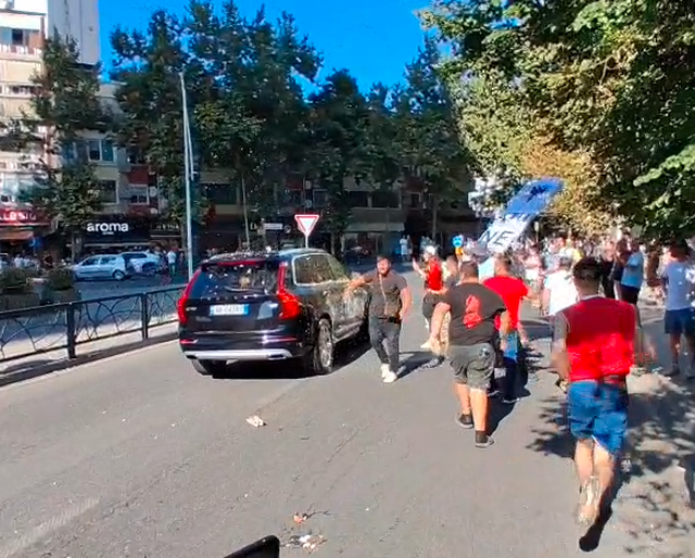 Protestuesit “lajnë” me vezë makinën e njërit prej deputetëve!