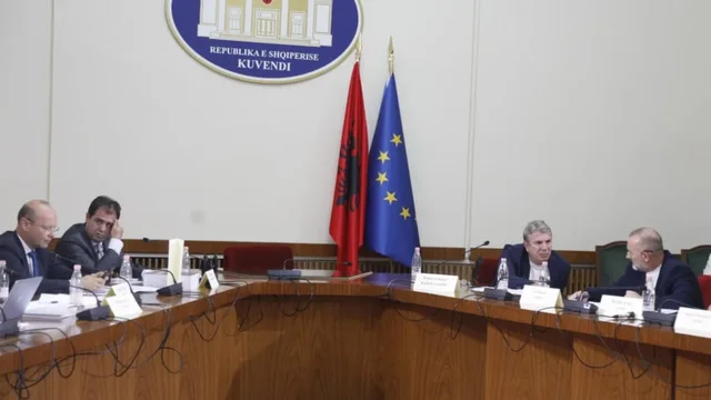 “Mbylle gojën, legen”, përplasje e ashpër mes Ulsi Manjës dhe Ivi Kasos në Komisionin e Reformës Zgjedhore