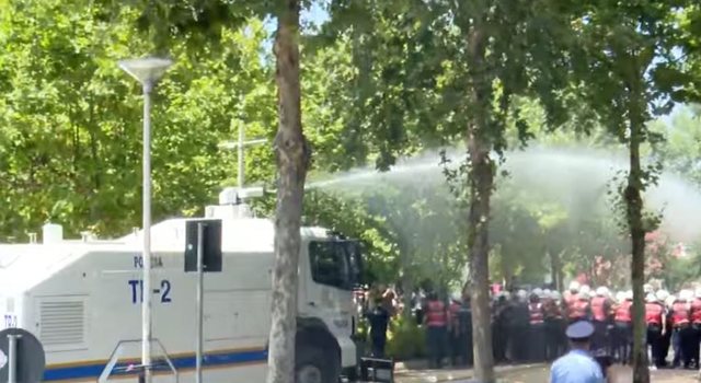 Policia shpërndan protestuesit te Kuvendi me ujë e spray, deputetët largohen