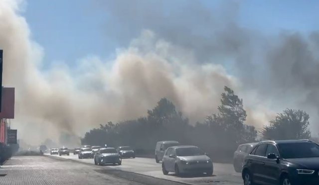 Zjarri masiv në Shijak, tymi mbulon autostradën Tiranë-Durrës dhe krijon vështirësi në qarkullim