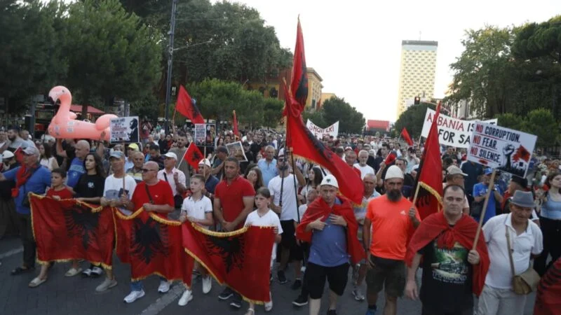 Nis protesta e 42-të kundër qeverisë, qytetarët mblidhen në sheshin “Skënderbej”
