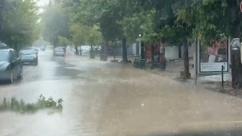 Stuhi shiu dhe breshëri godet Elbasanin, raportohen dëme në bujqësi dhe vështirësi në qarkullim