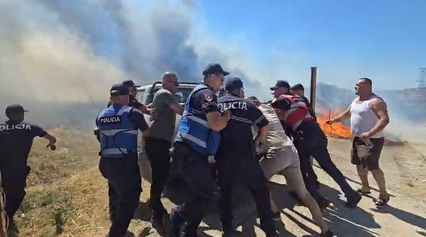 Zjarri masiv në Fier, evakuohen 11 familje. Policia jep informacion për situatën