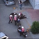 Thika, kaçavida dhe maska – Policia parandalon sherrin masiv mes të miturve në Kombinat, proçedohen 28 të rinj të moshës 13-17 vjeç