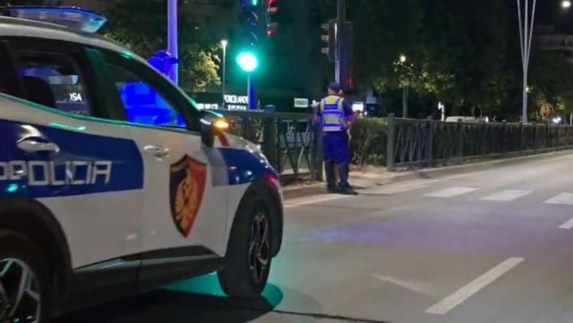 Aksident në Vlorë: “Porsche” i bardhë përplas një vajzë në vijat e bardha dhe largohet