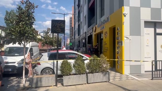 Grabitja me kallash e argjendarisë në Paskuqan, arrestohet njëri prej autorëve (EMRI)