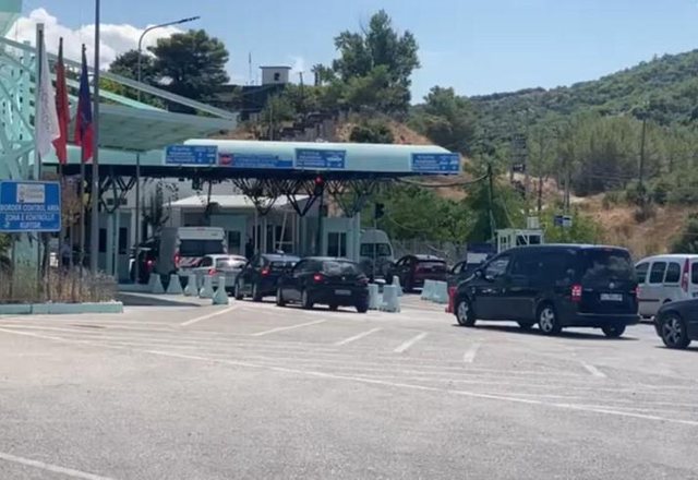 Radhë kilometrike në Kakavijë, fluks i madh udhëtarësh në kufirin Greqi-Shqipëri