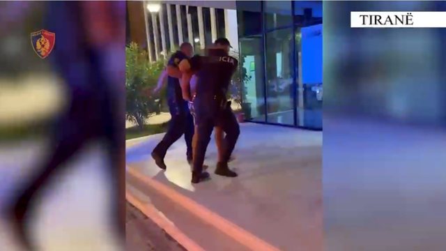 Ndodh në Tiranë/ Vodhi një makinë dhe tentoi të arratisej, 35-vjeçari italian përplas disa makina dhe godet policin!