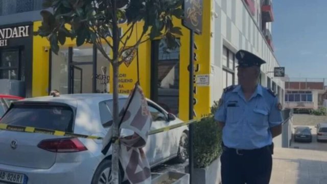 Grabitën 2 kilogramë flori në Paskuqan nën kërcënimin e kallashnikovit, Policia gjen motorin që dyshohet se u përdor nga autorët