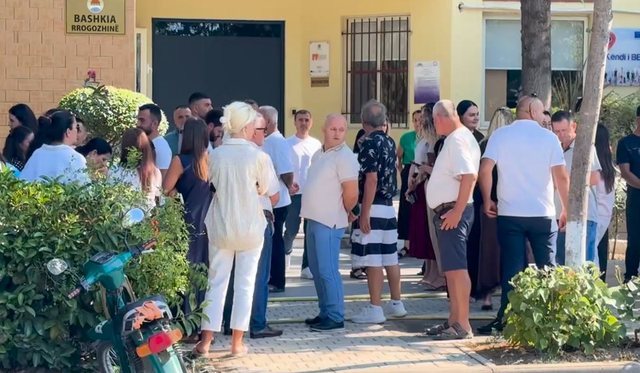 Punonjësit e Bashkisë Rrogozhinë bojkotojnë punën e dalin në protestë: Po na bëhet një padrejtësi e madhe!