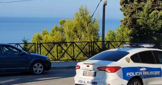 Aksident tek “Vila e Zogut” në Durrës, automjeti përfundon 40 metra në humnerë (drejtuesja në luftë për jetën, dyshohet se ishte e dehur)