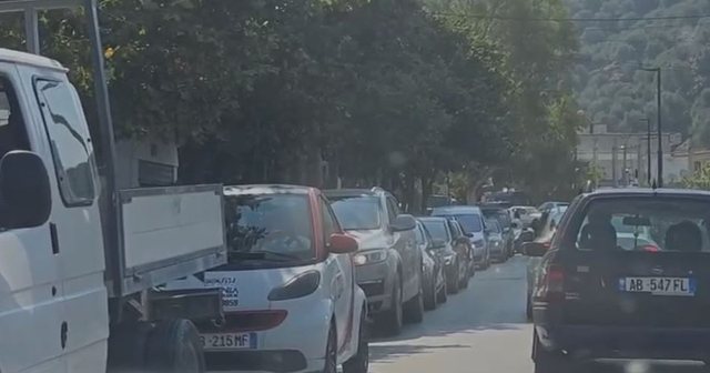 Kaos në Vlorë, prej numrit të lartë të turistëve