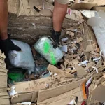 Policia greke zbulon 300 kg kanabis brenda materialeve të riciklueshme, që vinte nga Shqipëria. Arrestohen dy persona