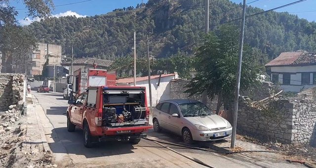 Zjarr në Berat, digjen dy banesa, flakët prekin edhe një shtëpi monument kulture