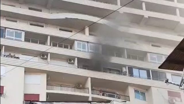 Zjarr në një pallat 30-katësh në Golem, zjarrfikësja ndërhyn me vështirësi
