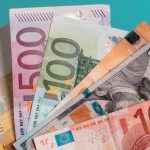 Euro në rënie të lirë, zbret sërish drejt rekordit historik, luhatje edhe në monedhat e tjera