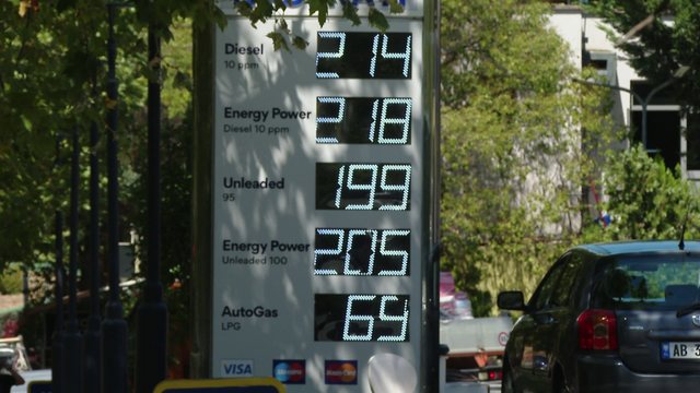 Nafta bie me 10% në bursën e Mesdheut, por në Shqipëri vijon ende 214 lekë për litër!
