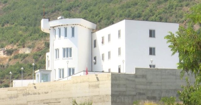 Tentuan të fusin thikë e celular në burgun e grave në Pojskë, shoqërohen 3 familjarë rumunë!