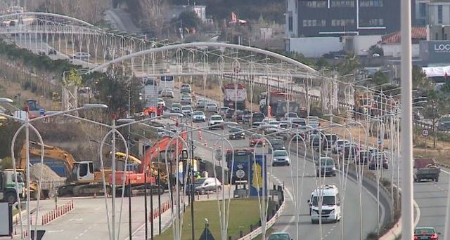 Punime në autostradën Tiranë–Durrës/ Devijime të trafikut pranë mbikalimit të Rinasit, ja datat dhe oraret!