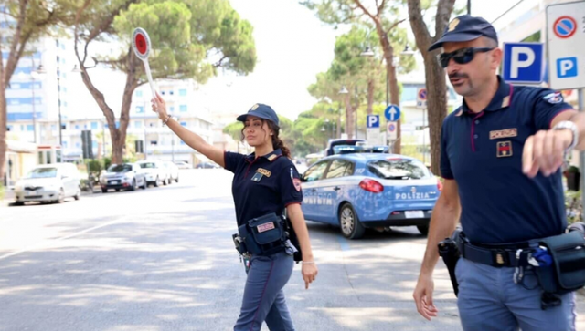 Dy trafikantë shqiptarë terrorizojnë pushuesit në Itali, në një ndjekje të çmendur me makinë nga Policia