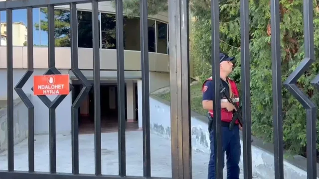 Vrau shokun e ngushtë, Kristjan Sterjo paraqitet në Gjykatën e Korçës për masën e sigurisë