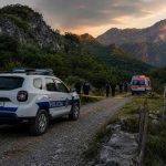 Atentati që tronditi Dukagjinin: Babë e bir u sulmuan ndërsa ktheheshin në shtëpi, autorët qëlluan mbi 50 plumba (djali ishte divorcuar para 3 muajsh)