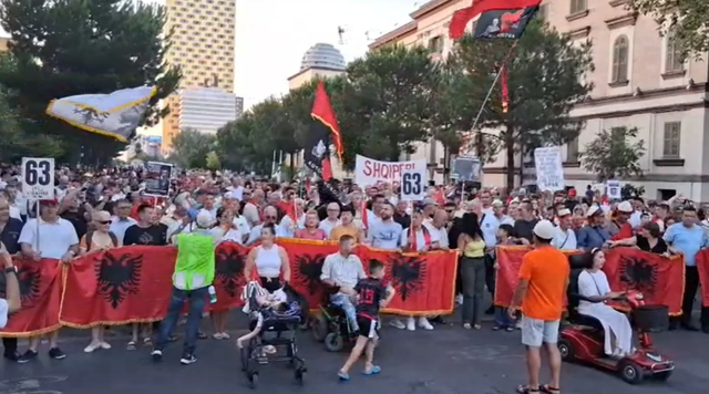 Dita e 63-të e protestës/ Aktivistët kundër shkrirjeve të bashkive: Po shesin Shqipërinë për interesat e tyre