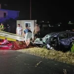Pamjet nga aksidenti me 3 viktima në Manzë, dyshohet se drejtuesi humbi kontrollin, ra në kanal dhe më pas u përplas me një strukturë betoni