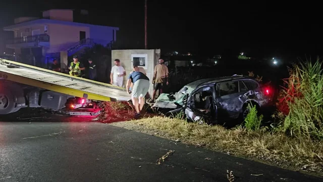 Pamjet nga aksidenti me 3 viktima në Manzë, dyshohet se drejtuesi humbi kontrollin, ra në kanal dhe më pas u përplas me një strukturë betoni