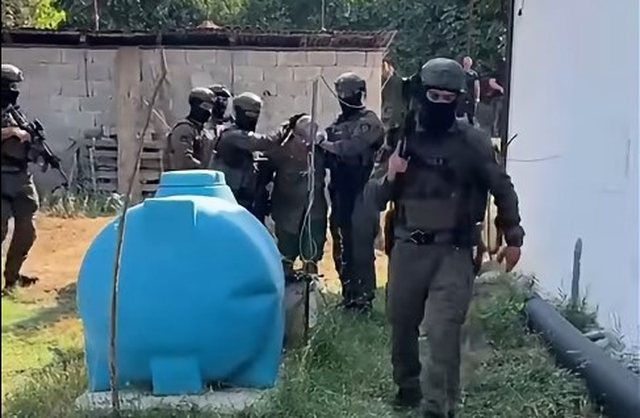 Municione, eksplozivë dhe kanabis në banesë, Gjykata lë në burg Ylli Zallën, avokati: Armët ishin të vjetra, nuk përbën rrezik