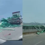 Kamioni përplaset me barrierat dhe ngarkesa me dërrasa shpërndahet në rrugë, rrezik për mjetet në lëvizje në aksin Vlorë-Fier