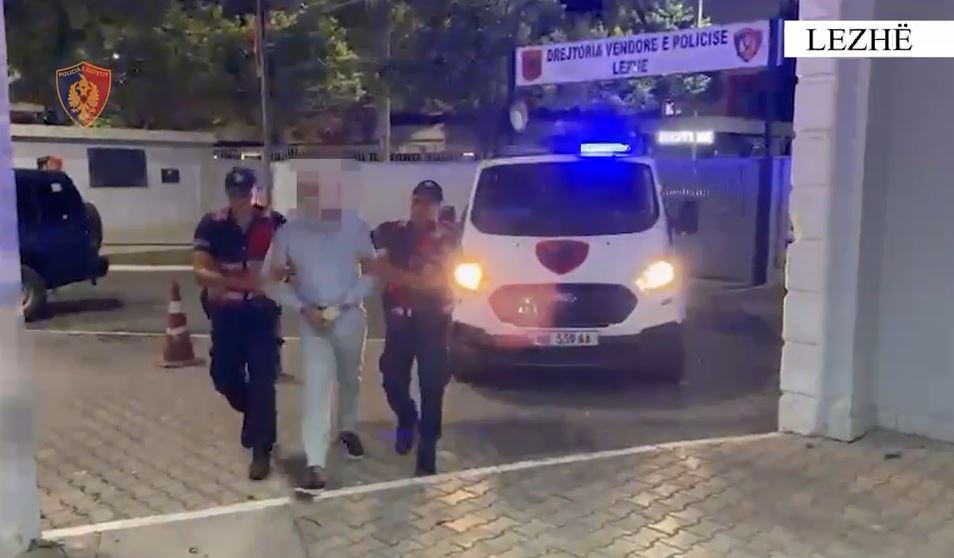 Laç, qëlluan me armë drejt makinës së kushëririt pas një konflikti; 3 të arrestuar, një në kërkim