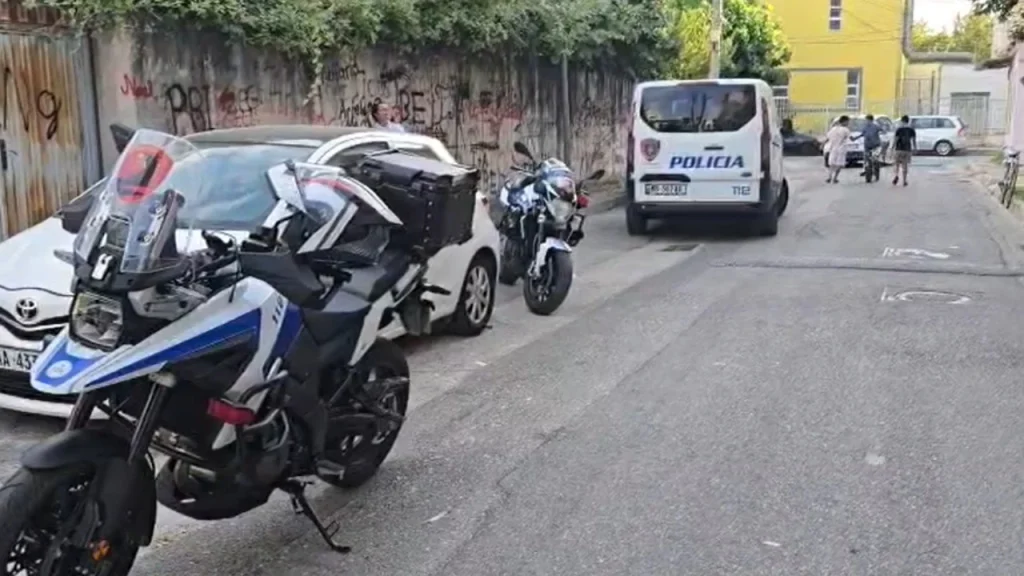 Konflikt në familje në Durrës, 43-vjeçari plagos me thikë bashkëshorten, të dy përfundojnë në spital