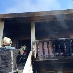 Shmanget tragjedia në Fier-Shegan/ Përfshihet nga flakët një banesë dykatëshe, shpëton çifti i të moshuarve