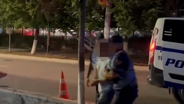 Kërcënoi kushëririn për 300 mijë euro duke i lënë fishek dhe letër te dera e shtëpisë, arrestohet 56-vjeçari në Vorë (EMRI)