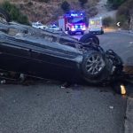 Aksident në Himarë/ Automjeti përmbyset në rrugë, tre persona të lënduar
