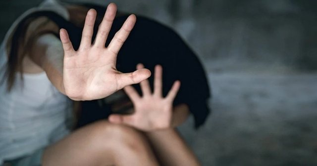 Videot u shpërndanë nga shoqet e saj/ 29-vjeçari pranon se kreu marrëdhënie me vajzën 12-vjeçare të dajës: Ishte me dëshirë
