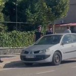 Detaje nga plagosja në Korçë/ Autori dhe i plagosuri kushërinj, Shaka nxori armën dhe e qëlloi në makinë!