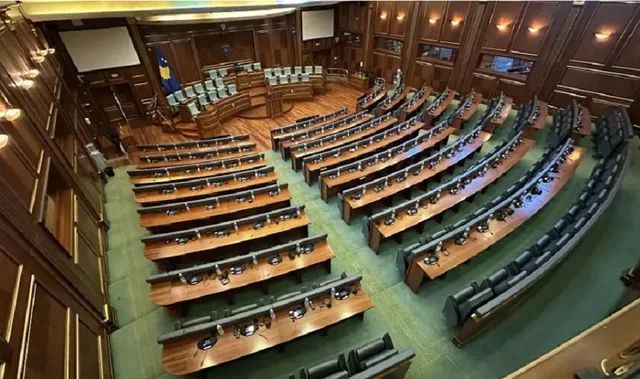 Kosova tenton sot të konstituojë Kuvendin, AAK bojkoton seancën
